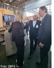 Sozialministerin Ulrike Scharf am Stand des ZBFS