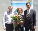 Dr. Bernhard Kleiser und Dr. Margarethe Lorenz mit Blumen gemeinsam mit Präsident Dr. Kollmer (v.l.n.r.)