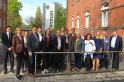 Der Sozialausschuss tagt in Bayreuth, die Mitglieder sehen Sie vor dem Servicezentrum des ZBFS
