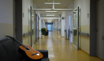 Krankenhausflur mit Gitarre