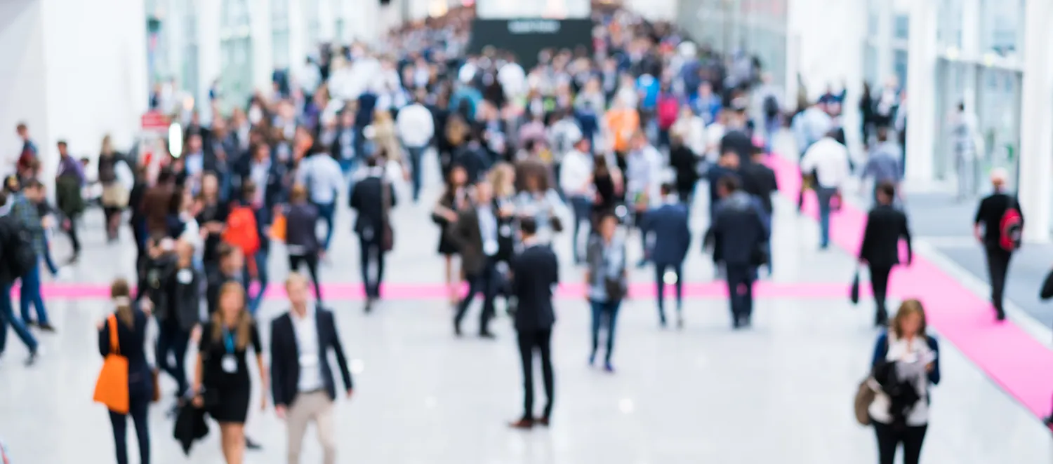 Verschwommene Personen auf einer Messe 