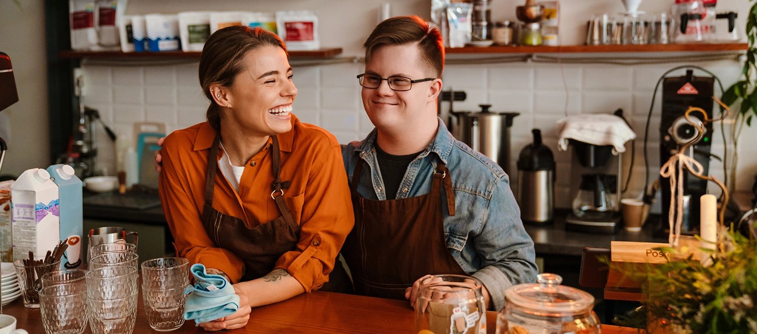 Zwei Mitarbeiter arbeiten zusammen in einem Café