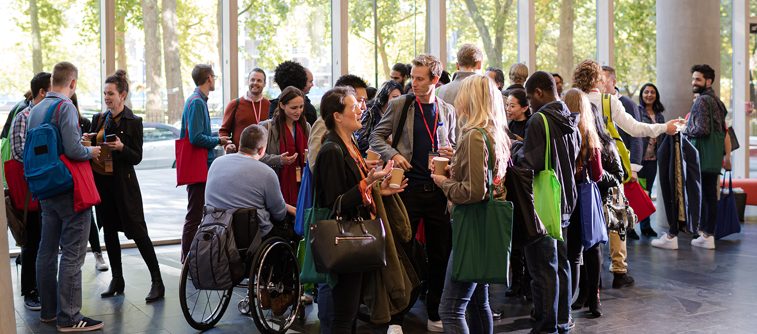 Menschen unterhalten sich 