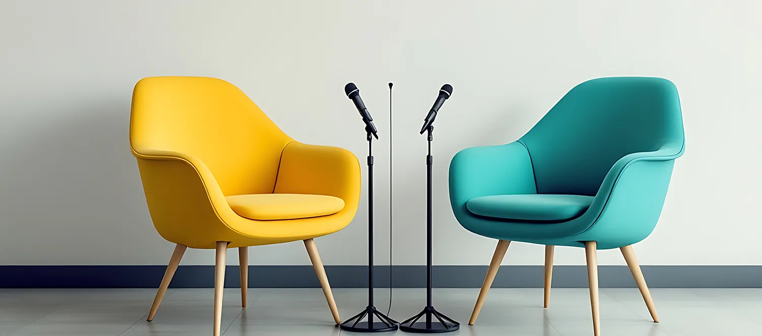 Interviewstudio mit zwei Stühlen und zwei Mikrophonen